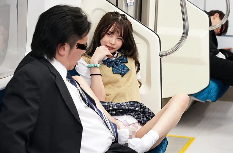 おじさん、もっとベロ出して♡痴女女子校生が終電ベロチュー誘惑淫行